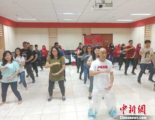 图为太极拳教学。　钟欣 摄