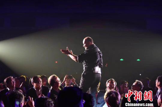 中外魔术师同场竞技。 主办方供图 摄