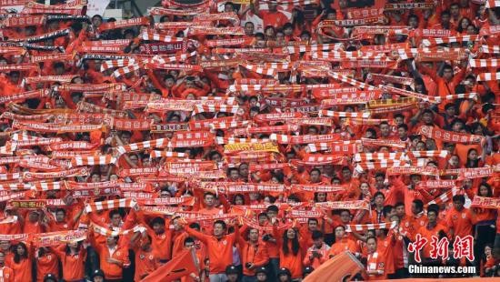 资料图：鲁能球迷。<a target=\'_blank\' href=\'http://www.chinanews.com/\'><p class=