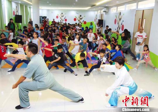 图为太极拳教学。　钟欣 摄