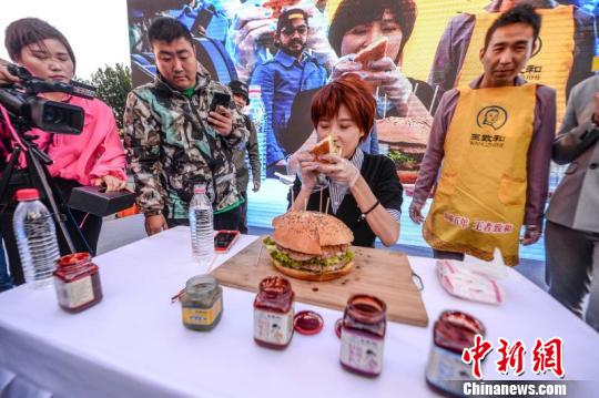 北京上演美女大胃王挑战巨大汉堡比赛_荔枝网新闻