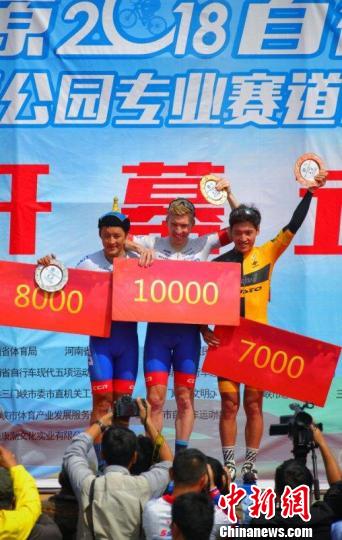 澳大利亚籍选手夺得本站公路车精英赛男子组桂冠。　吴扬 摄