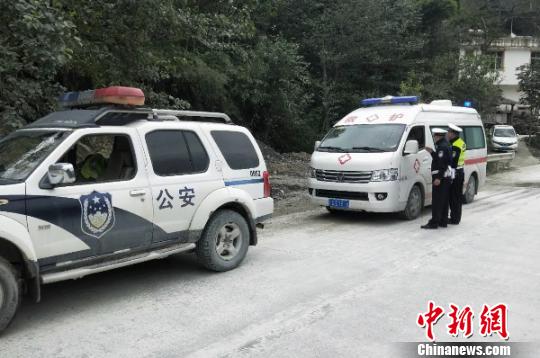 北川：千余车辆让道救护车“逆行”40分钟