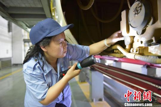 铁路安全守护者王晓霞：夜行万步的高铁“脑科医生”