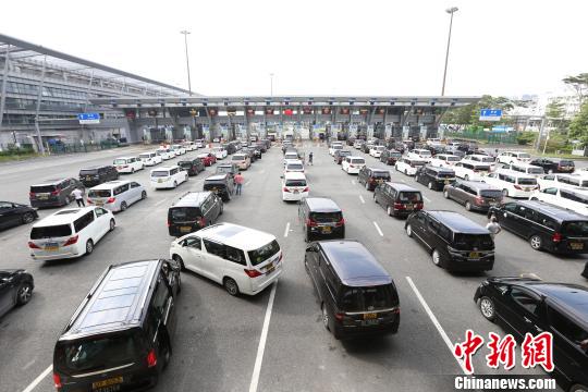 深圳口岸客流“爆棚”边检新启用22条自助通道