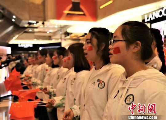 兰州80余青年合唱为祖国“庆生”