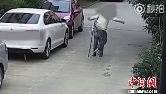 涉嫌寻衅滋事浙江18岁男子毒打八旬老太被刑拘