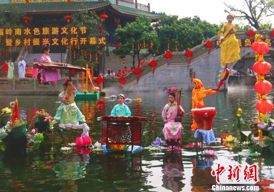 逾两百年历史“水上飘色”再现广州番禺