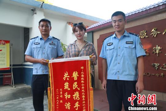 旅客顾玩手机遗落一万美金保洁员不识丢进垃圾袋