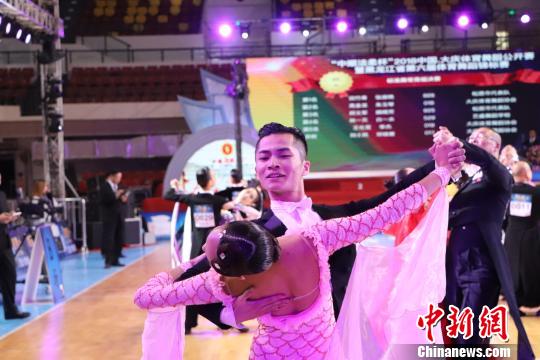 参赛选手跨老中青三代 华子宾 摄