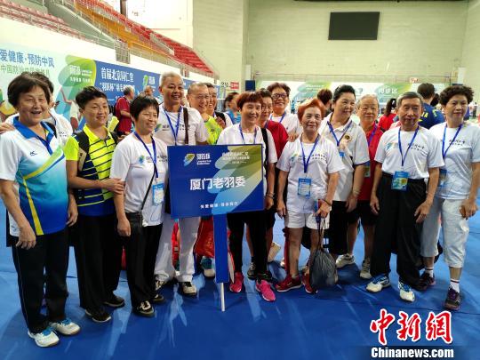 赛事吸引内地近千名中老年朋友汇聚厦门“以球会友”。 杨伏山 摄