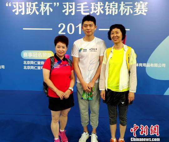 前世界羽毛球冠军、央视体育频道羽毛球评论员龚伟杰担任赛事嘉宾主持。 杨伏山 摄