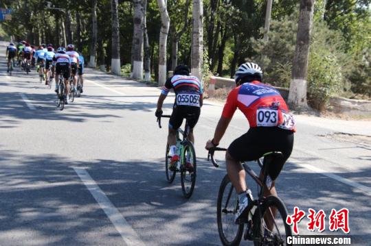 2018怡宝·京杭大运河自行车超级挑战赛2日开赛,18支中外车队展开激烈角逐。主办方