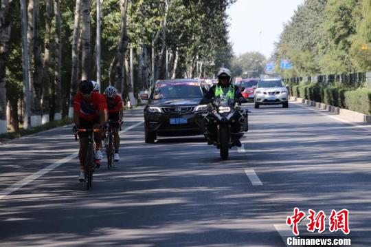 2018怡宝·京杭大运河自行车超级挑战赛2日开赛,18支中外车队展开激烈角逐。主办方