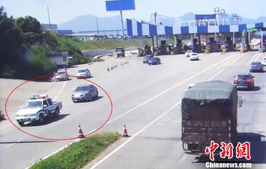 高速路遇伤者男子放下家人协助交警救助