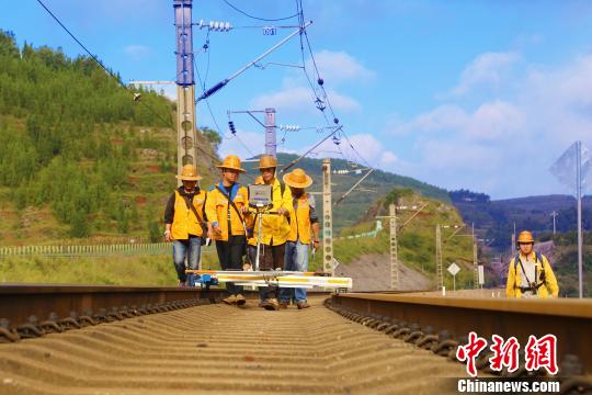 “钢轨医生”护航国庆出行:每天徒步十公里弯腰千次