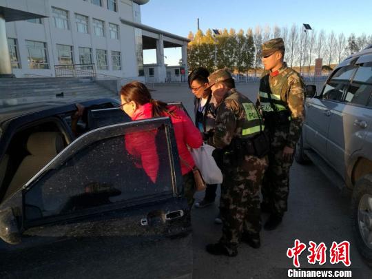 内蒙古边防检查站官兵救助一名外籍骨折人员
