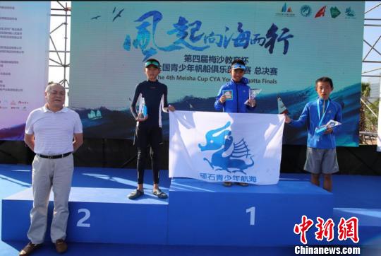 经过10轮比赛的激烈角逐，21位小选手脱颖而出摘得各组别奖牌。主办方供图