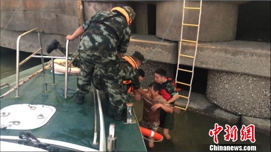 厦门海警紧急出警成功救助1名落水遇险群众