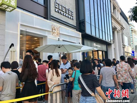 福州打卡网红店：排队一个小时左右并不算很长