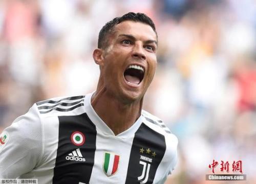 资料图：C罗今夏加盟尤文图斯，开始引发赛场内外的一系列反应。