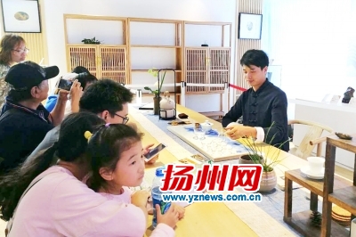 游客观摩茶道花艺展示