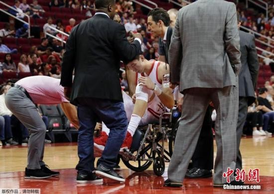 周琦坐轮椅离场