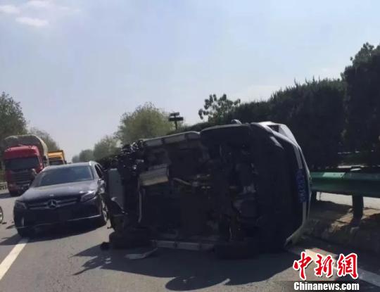 车子高速上侧翻后冒烟路过小伙奋不顾身救出三人