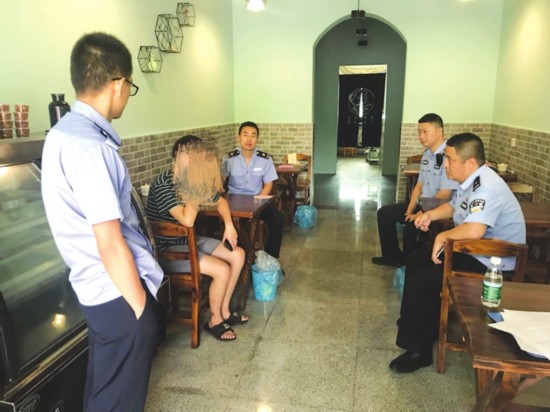 执法人员现场取证。 通讯员 承荣