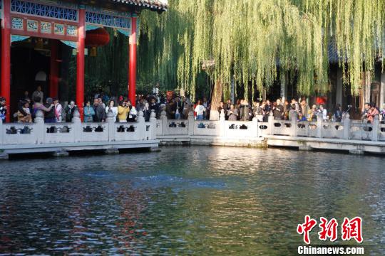 趵突泉喷涌“造假”引热议民众称相信泉水喷涌是自然现象