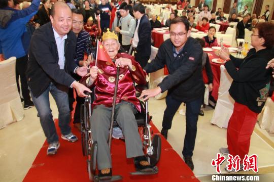 江苏扬州迎重阳摆“千岁宴”10位百岁老人穿唐装赴宴