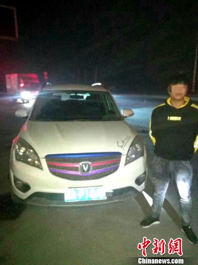 小轿车遇检查突然调头无证驾驶司机原系命案逃犯