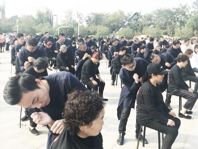 技师为老人敲背现场