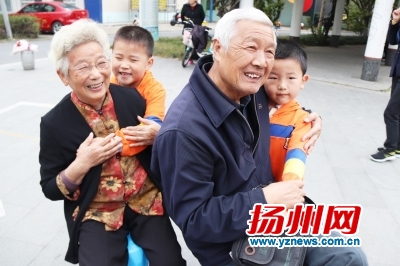 昨天,文昌社区“驿家人”服务栈联合新港才艺幼儿园,一起慰问高龄老人。郑永敏余佳摄