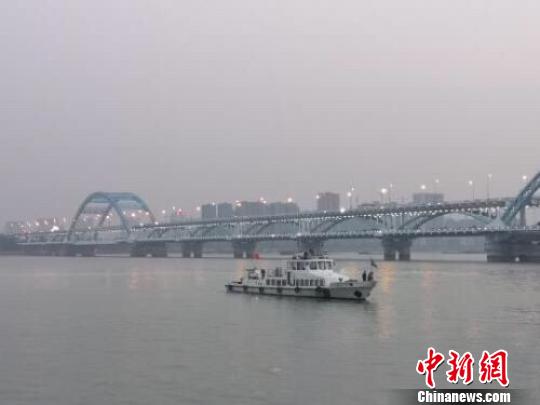 杭州环保部门称“钱塘江面泡沫”未影响水质安全