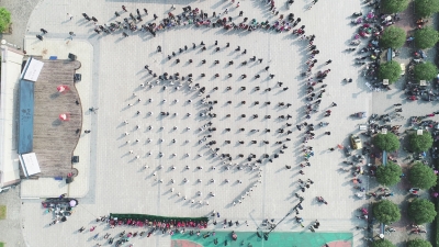 老人们围坐成八卦形状