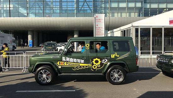 10月18日，国家会议中心外的自动驾驶车队展示。摄影：唐俊
