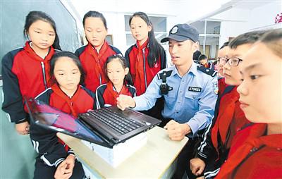 民警正在对学生进行网络安全教育,引导学生健康文明上网。蒋友亲摄(人民图片)