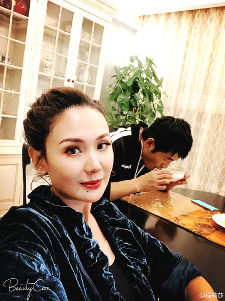 程莉莎晒照称想念美食 后面正吃东西的郭晓东抢镜
