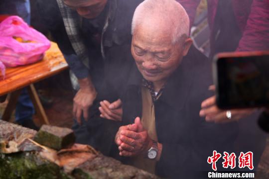 99岁赴台老兵回乡祭拜父母：这一跪，等了29年（图）