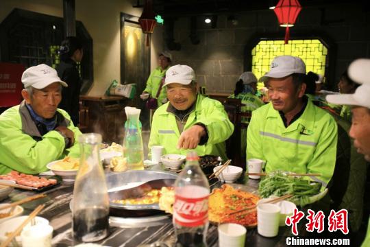 宁夏：3000多名“城市美容师”共度暖心环卫工人节