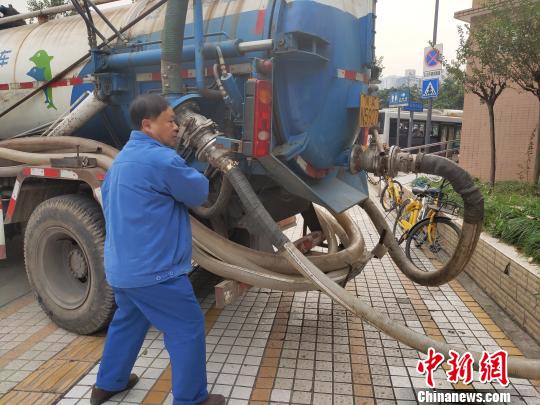 55岁环卫工“掏粪”38年:老婆是“骗”来的