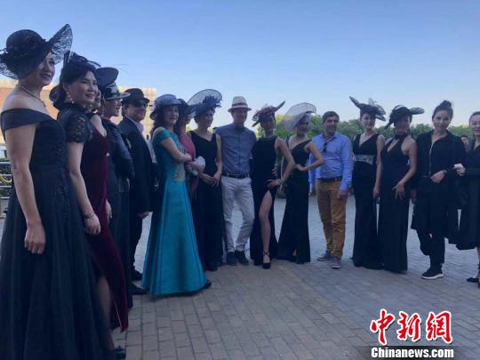 武汉举办第十六届国际赛马节中外骑师同场竞技