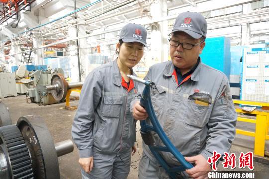 张素丽的人生蜕变：从技校学生到大国工匠