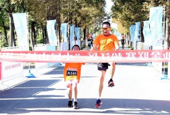 上海城市业余联赛亲子跑 570组家庭奔跑在万亩良田