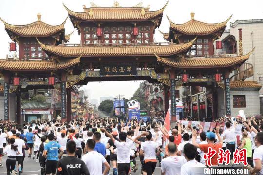 成都国际马拉松开赛中外跑者奔跑中&ldquo;穿越千年&rdquo;