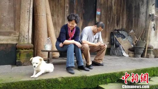 产科医生30多年接生上万个孩子称只是做了件喜欢的事
