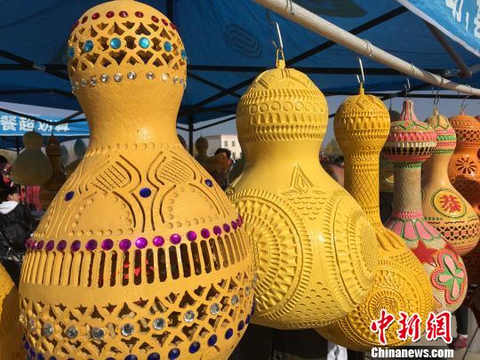 珠宝商人钟情葫芦雕刻自创镂空图案