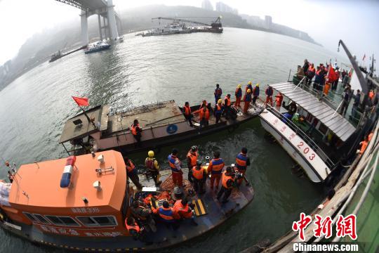 重庆万州坠江公交车初步核实15人失联