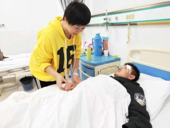 19岁男子持刀劫持女保安 漯河民警捆住双手双脚替换人质